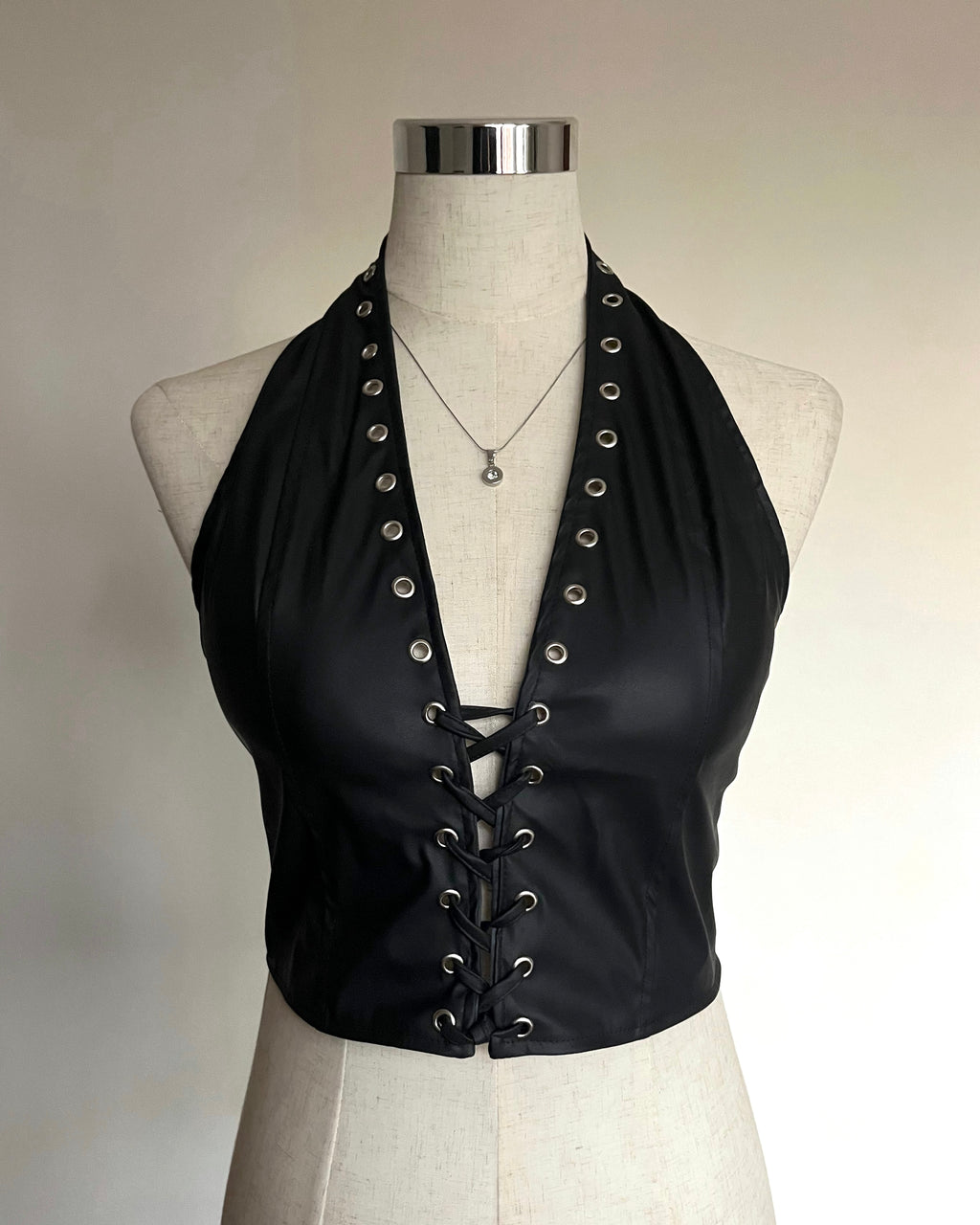 TOP CUERINA NEGRO