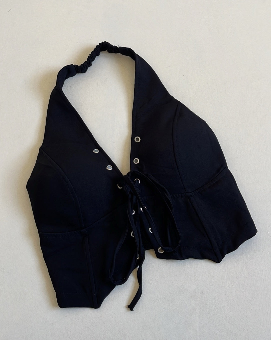 TOP CON TACHAS NEGRO