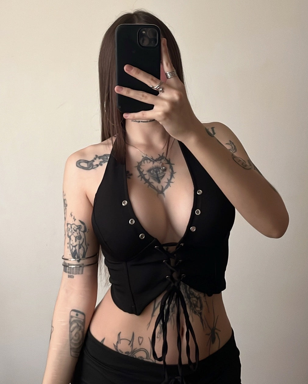 TOP CON TACHAS NEGRO