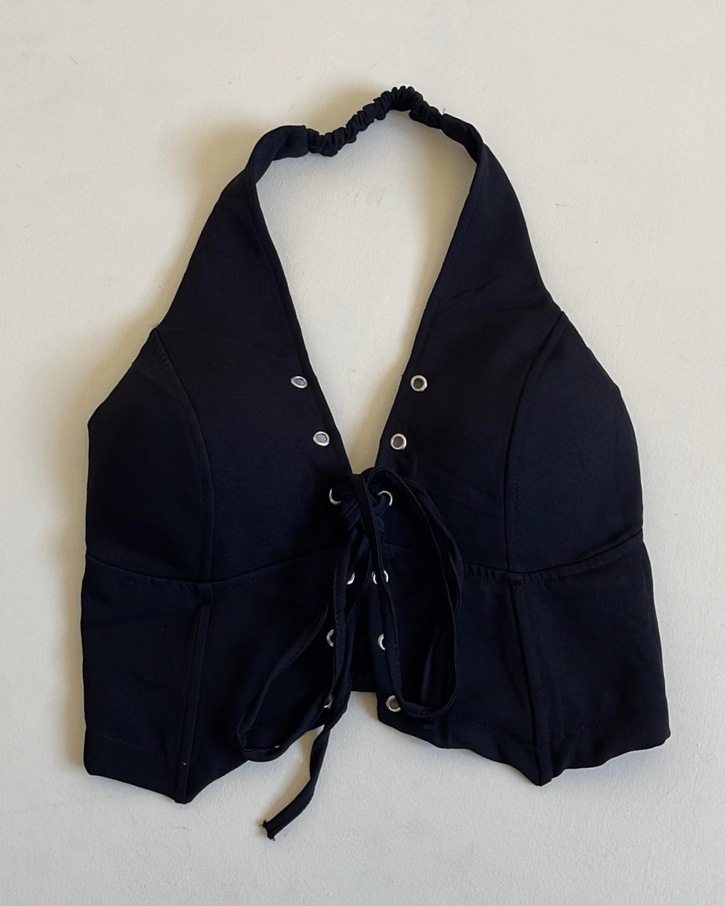 TOP CON TACHAS NEGRO