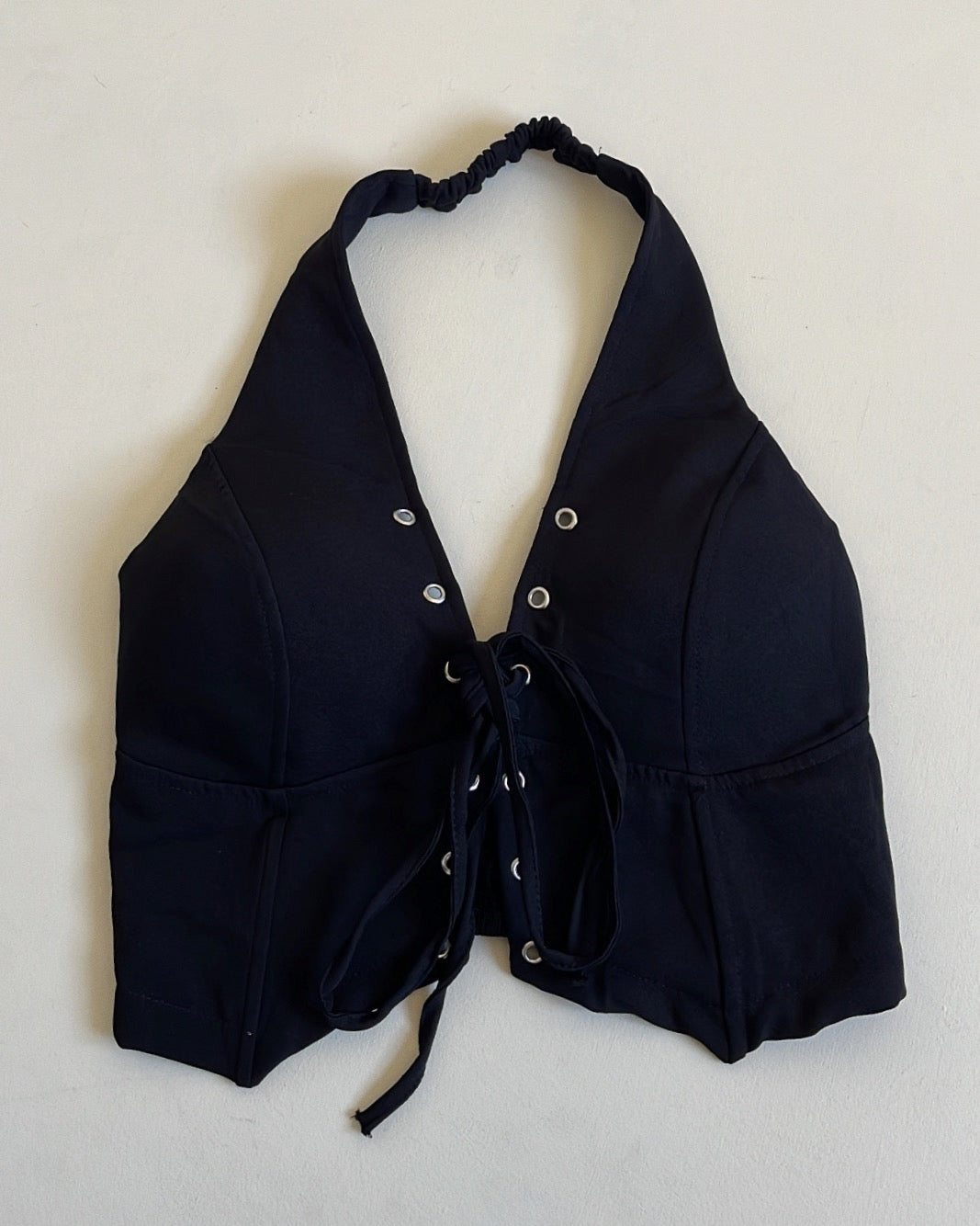 TOP CON TACHAS NEGRO