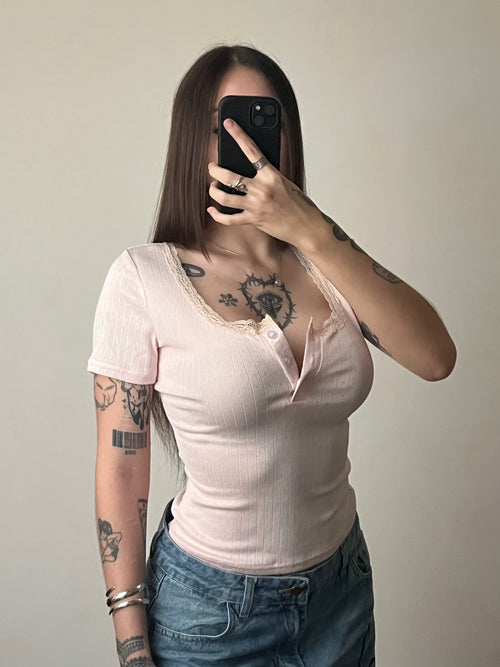 BLUSA ROSA CON PUNTILLA